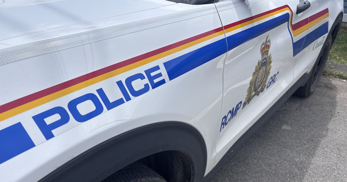 Lateral de uma viatura branca da Real Polícia Montada do Canadá, com faixas coloridas e a palavra police